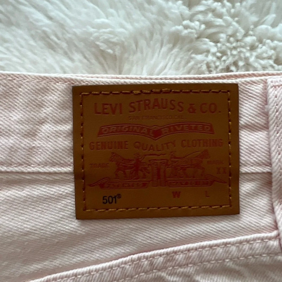 NWOT Levi’s 501 Women’s denim jean button fly pink shorts size 28 - Picture 3 of 6